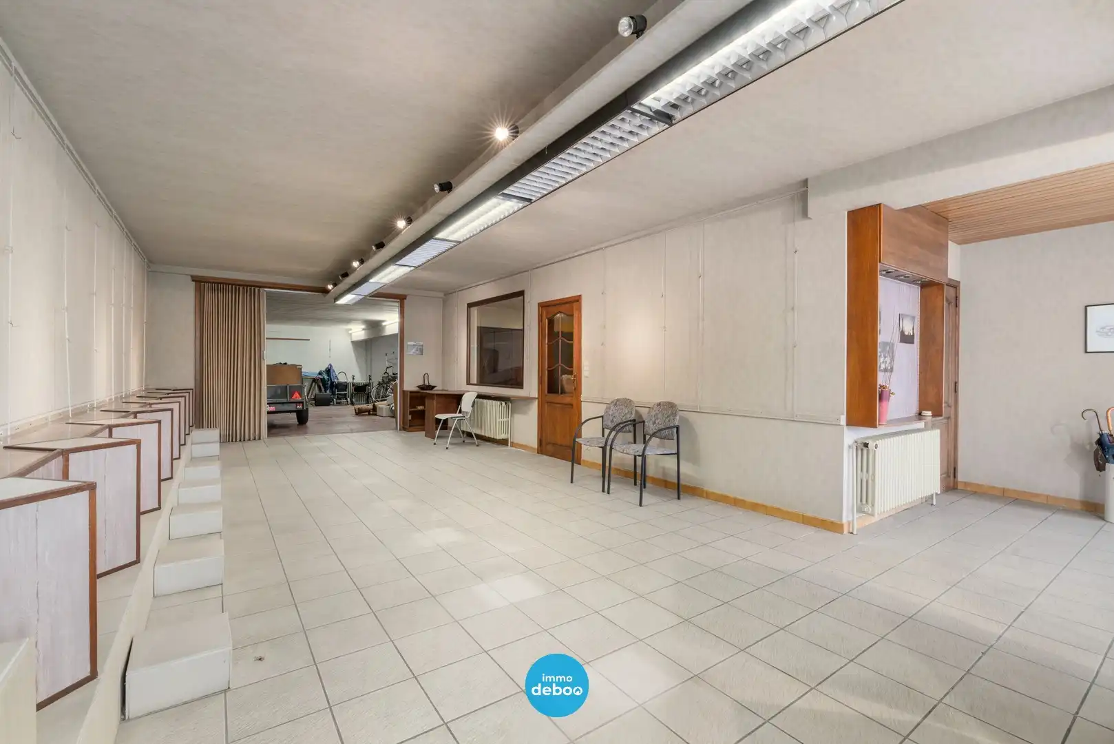 Ruim handelspand met meerdere parkeerplaatsen foto 2