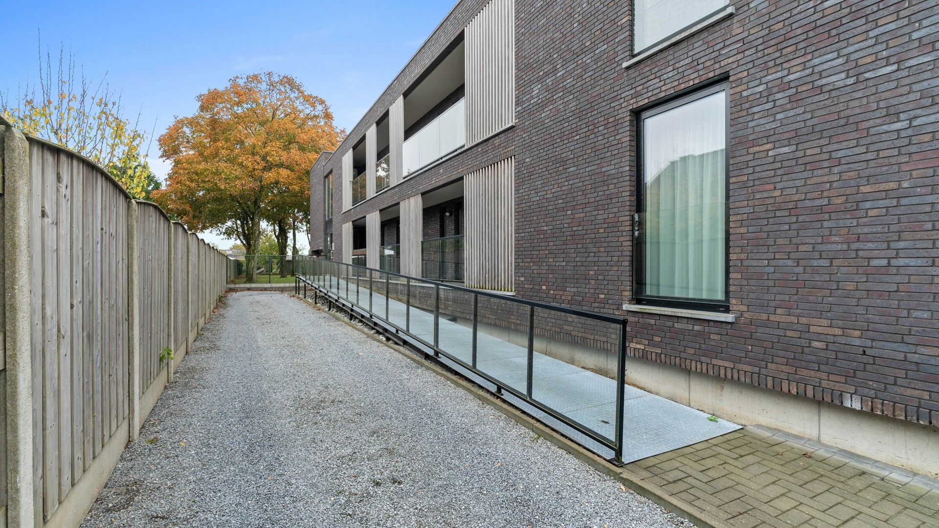 Gelijkvloers appartement met 2 slaapkamers, terras en tuin. Inclusief parking en kelderberging. foto 3