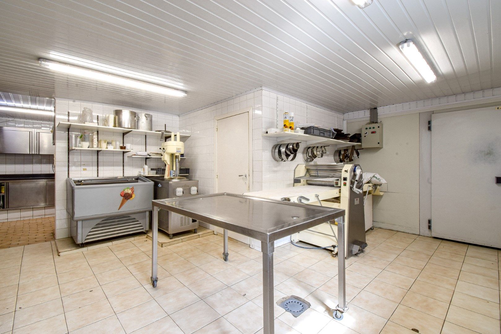 Instapklare woning met ruim handelspand op landelijke ligging te Koekelare foto 17