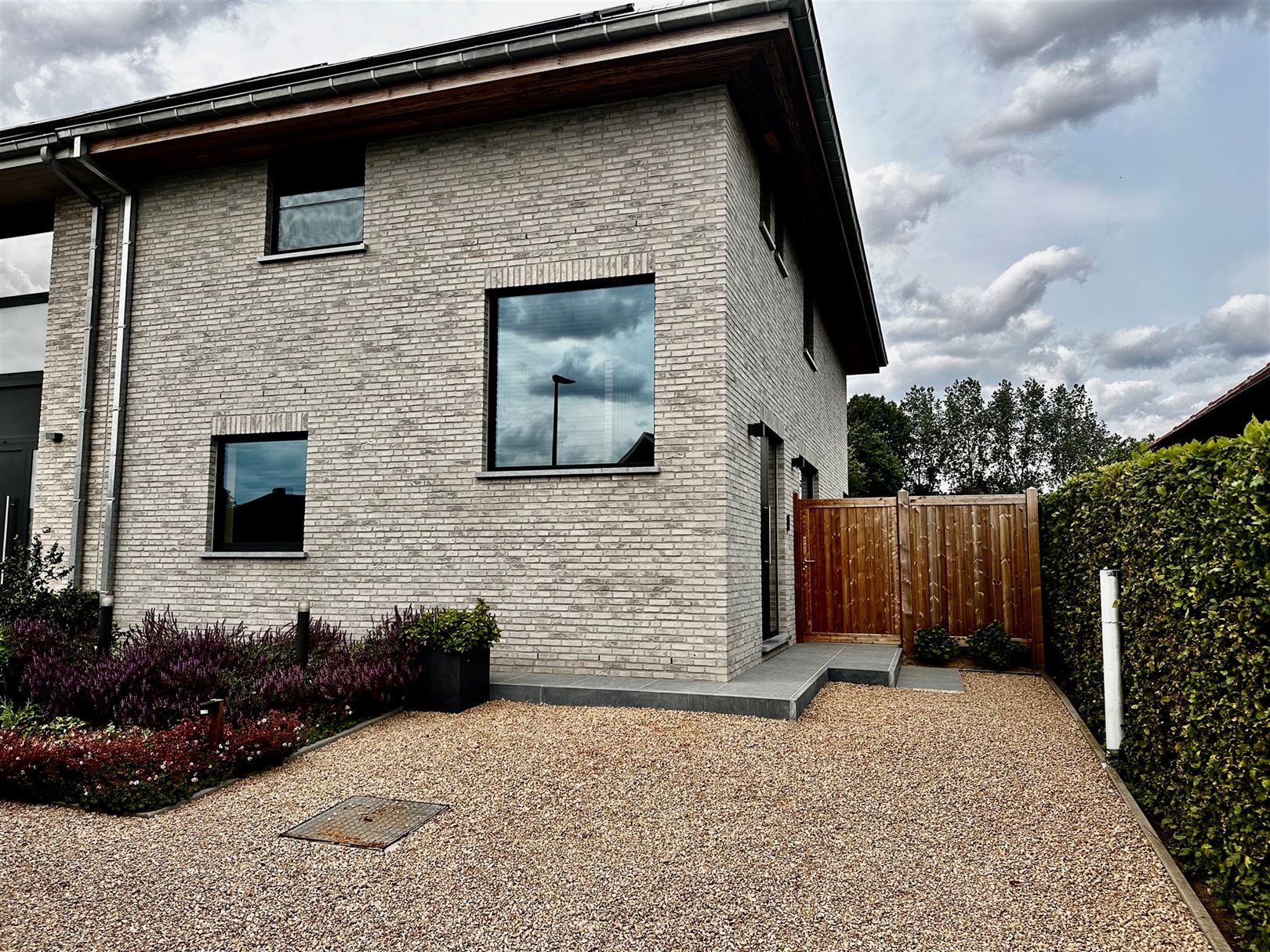 Halfopen nieuwbouwwoning te huur in Ouwegem foto {{pictureIndex}}