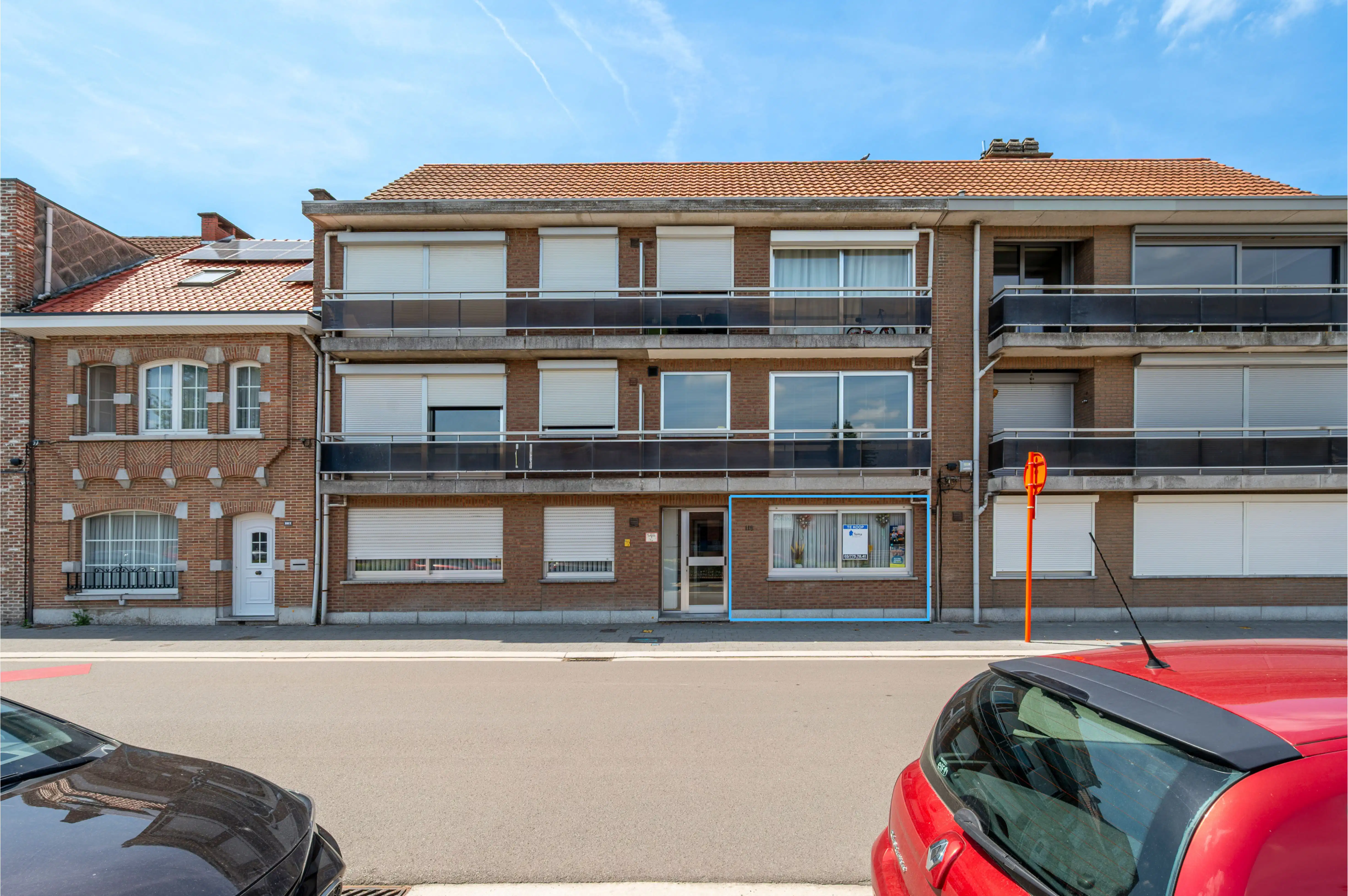 Appartement op het gelijkvloers met twee slaapkamers, een gezellig terras en een privatief tuintje. Ideaal als investering of als comfortabele eigen woonst. foto {{pictureIndex}}