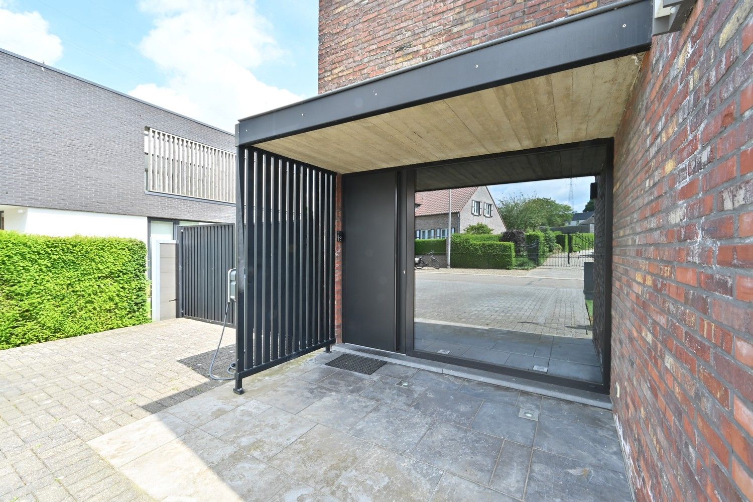 Moderne villa onder strakke hedendaagse architectuur met riante garage (50 m²), zonnepanelen en een overdekt buitenzwembad, rustig en landelijk gelegen te Lanaken-Gellik foto 2