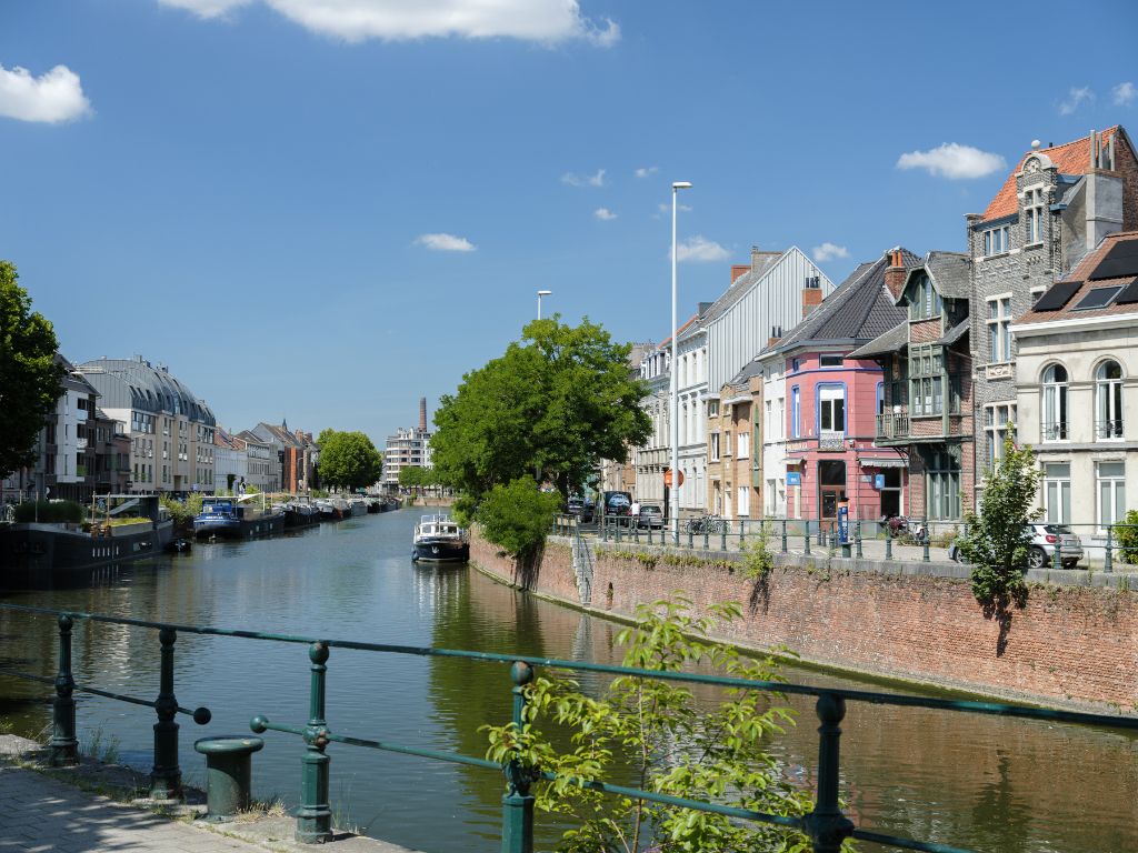 Instapklaar appartement met uniek waterzicht en zonnig terras foto 16
