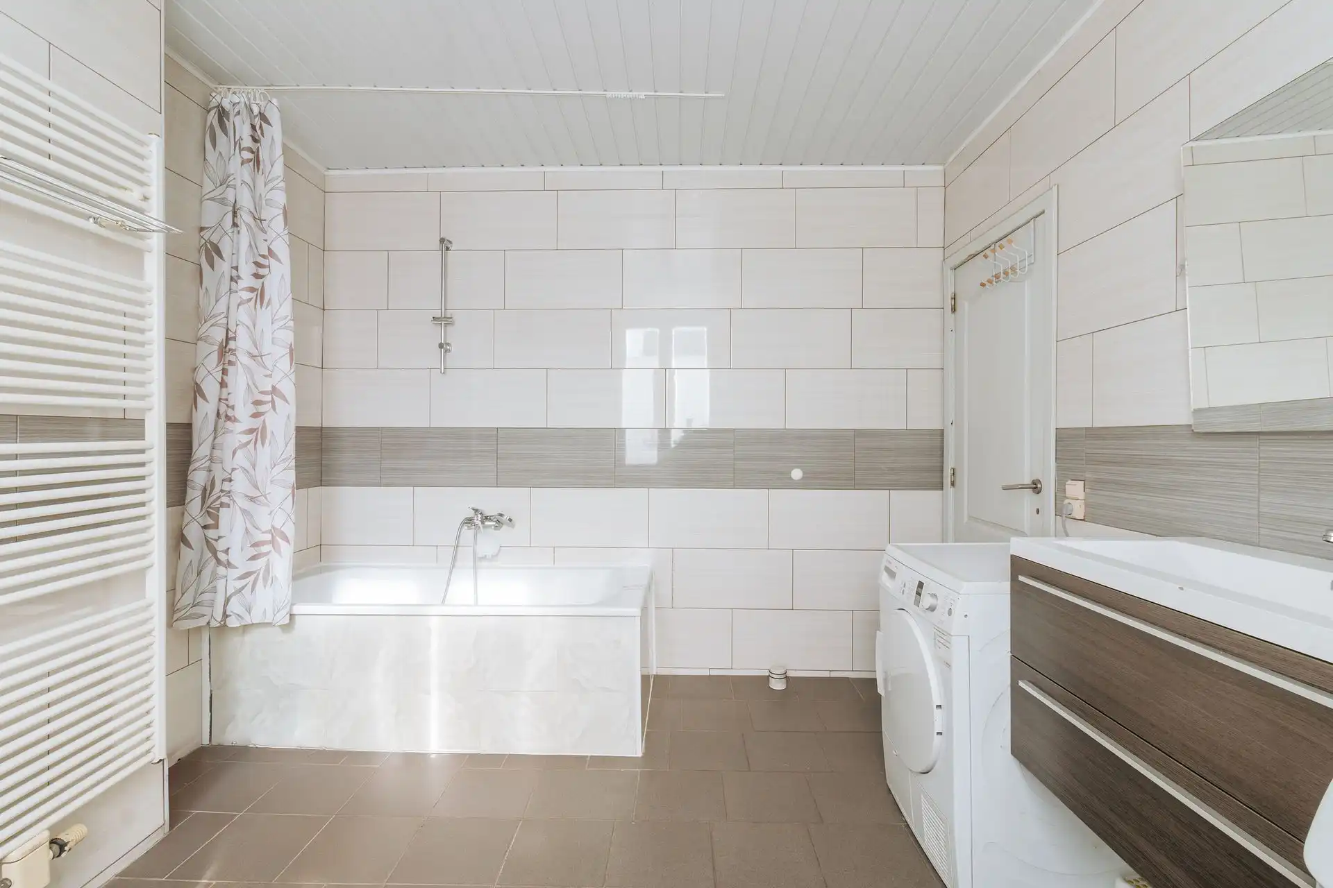 Ruime woning met 3 slpk, 2 parkeerplaatsen en buitenruimte foto 17
