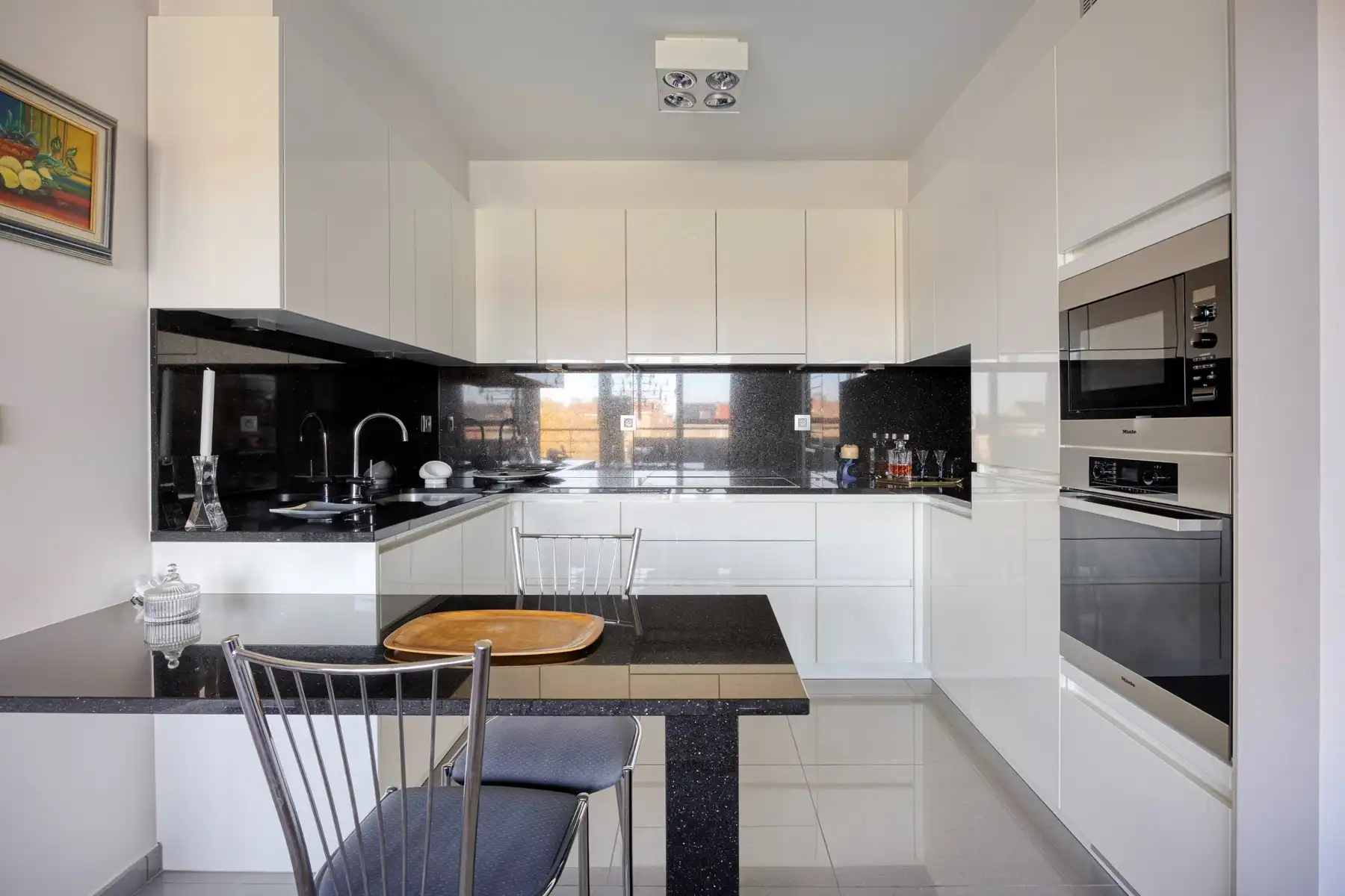 Mooi appartement met tijdloze architectuur in nieuwstaat foto 7