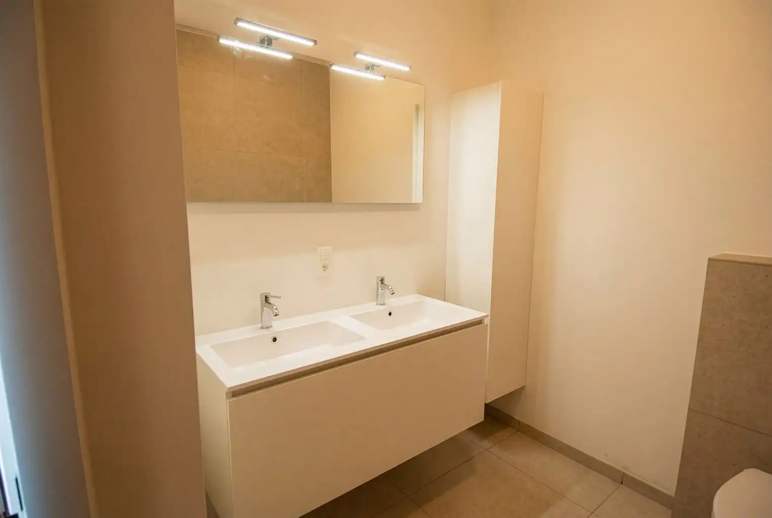 Ruim appartement met 2 slaapkamers, terras en autostaanplaats. foto 6