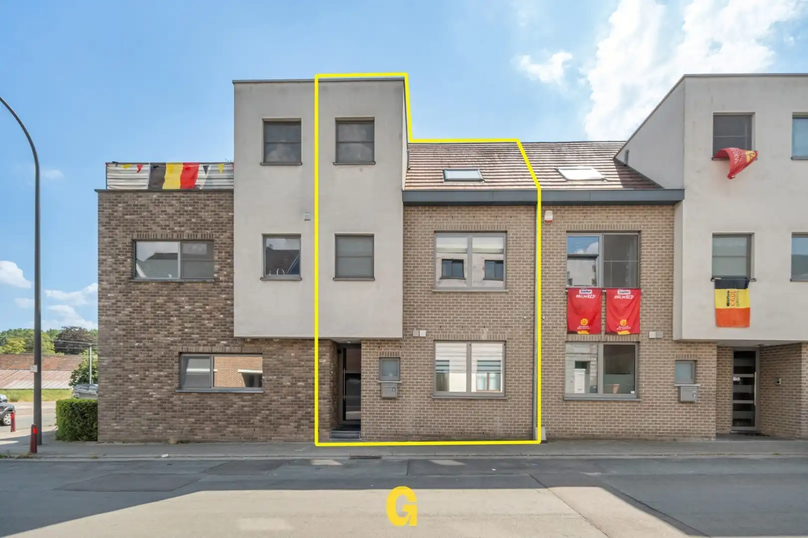 Knap afgewerkte rijwoning met 4 slaapkamers, 2 badkamers en standplaats met ruime kelderberging  foto 2