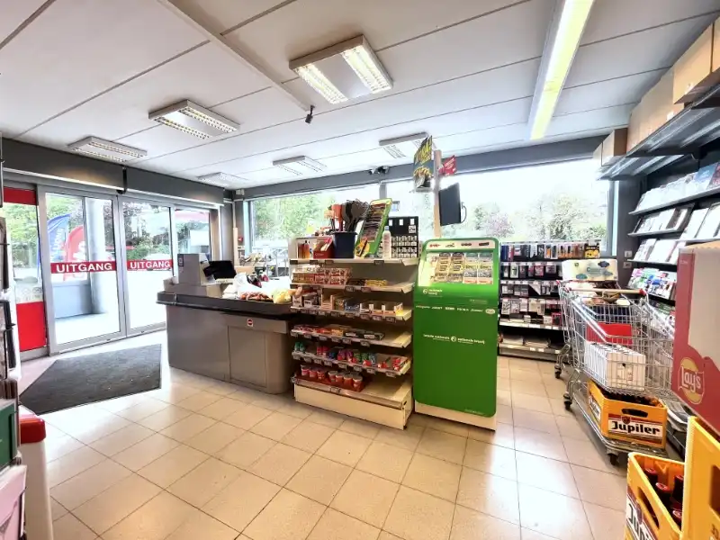 Ruim handelspand met magazijn, 120 zonnepanelen en batterijen foto 2