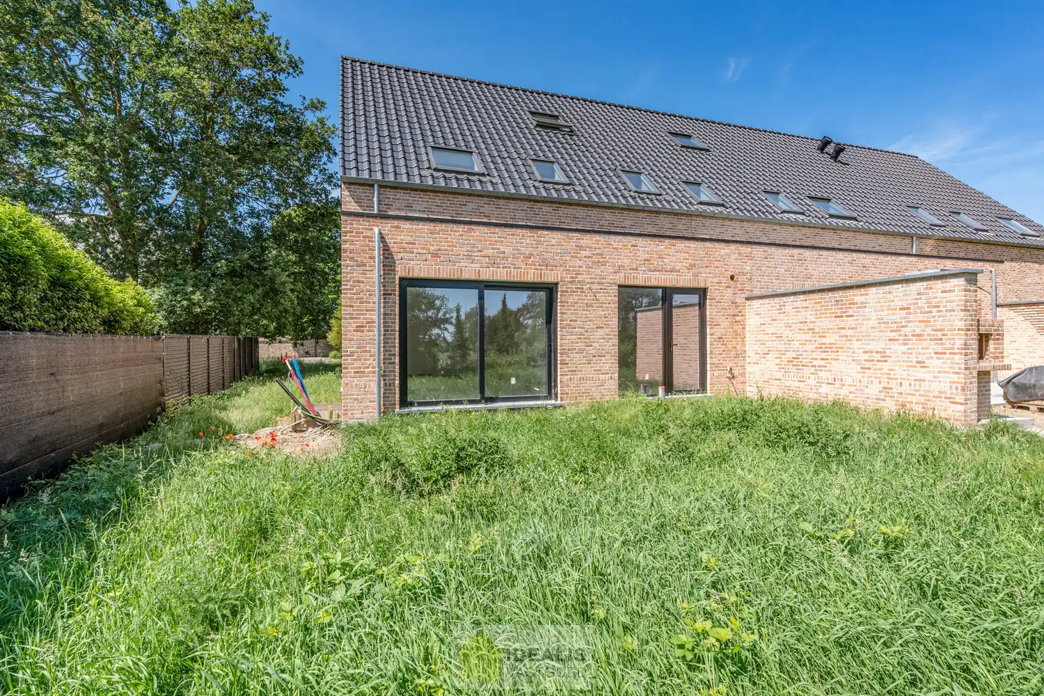 PRACHTIGE NIEUWBOUWWONING (GRONDAANDEEL €116.000,00 + 12% REGISTRATIERECHTEN EN CONSTRUCTIE € 277.000,00 + 21% BTW) MET EEN HEERLIJK LICHTRIJKE WOONKAMER MET OPEN KEUKEN MET AANSLUITEND BERGPLAATS, BUREEL, INPANDIGE GARAGE, 3 SLAAPKAMERS, EEN RUIME BADKAMER VOORZIEN VAN ALLE COMFORT! EEN HEERLIJK RUIM HUIS MET INPANDIGE GARAGE, EEN LEUKE TUIN, OP EEN GEGEERDE LOCATIE NABIJ HET CENTRUM VAN REPPEL! foto 5