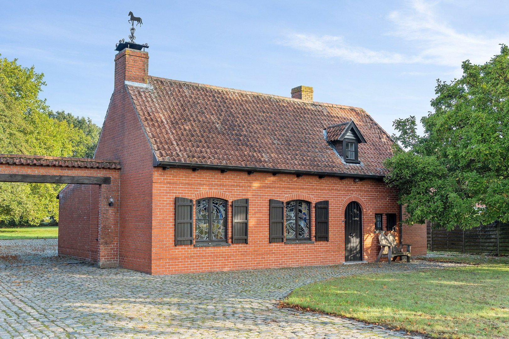 Karaktervolle hoeve met bijgebouwen en verzorgde tuin in Ledegem foto 4