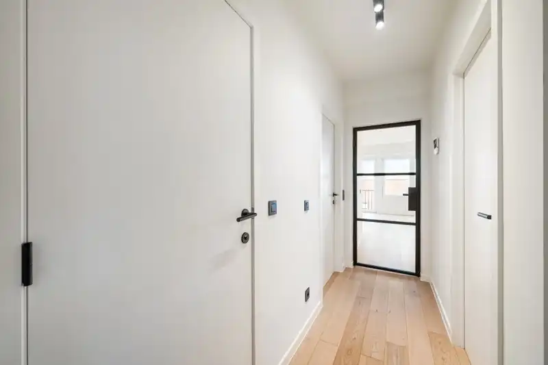 APPARTEMENT MET GARAGE foto 2