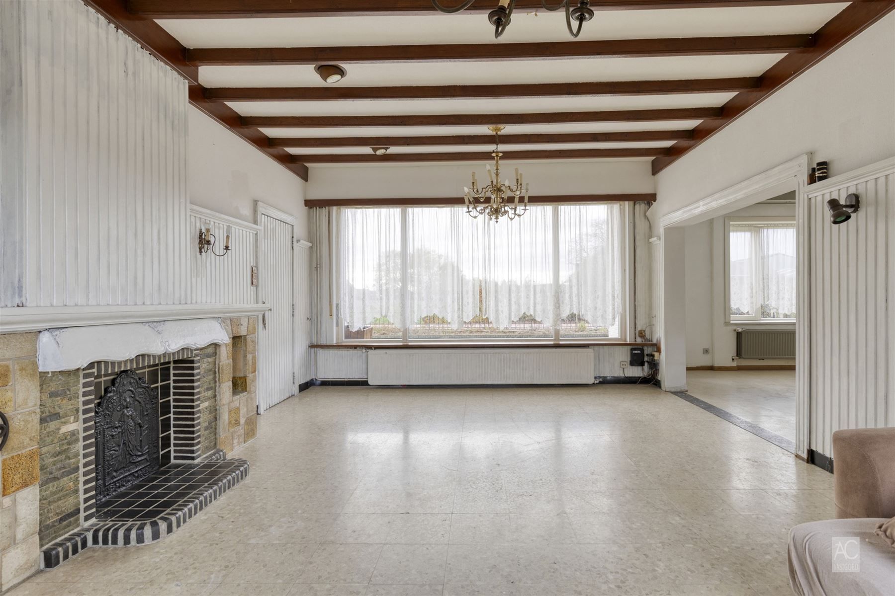 Vrijstaande woning met garage en zwembad foto 8