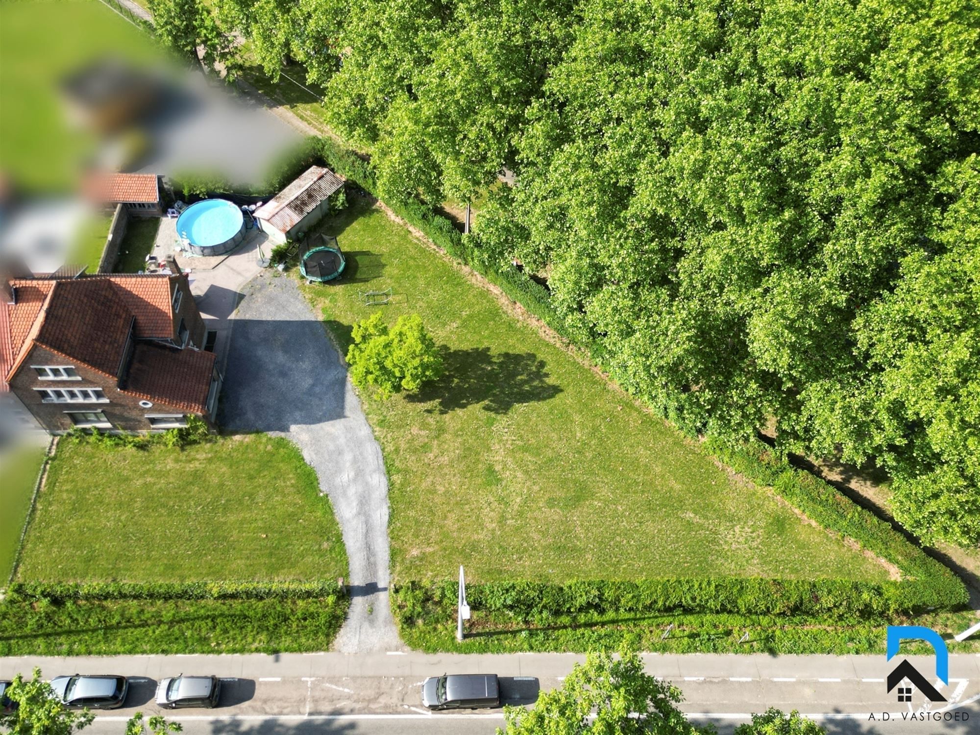 Woning met 5 slaapkamers op riant hoekperceel foto {{pictureIndex}}