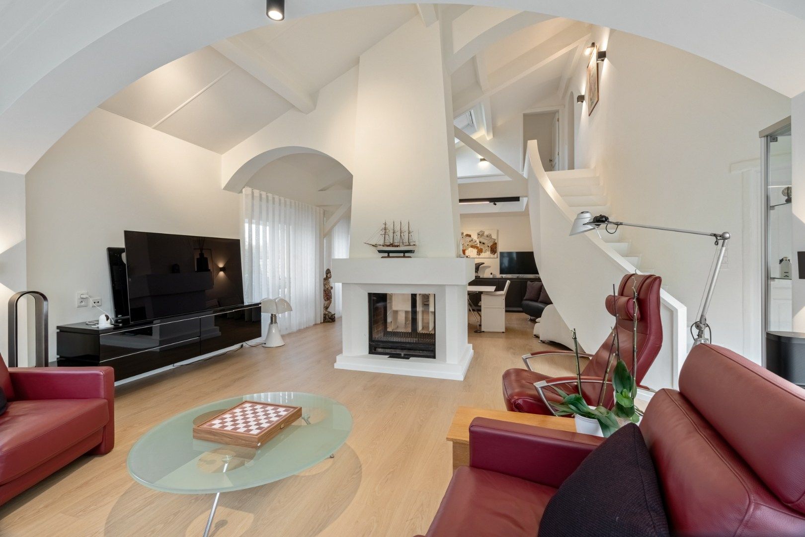 Verrassende villa met luchtig interieur en grote tuin foto 8