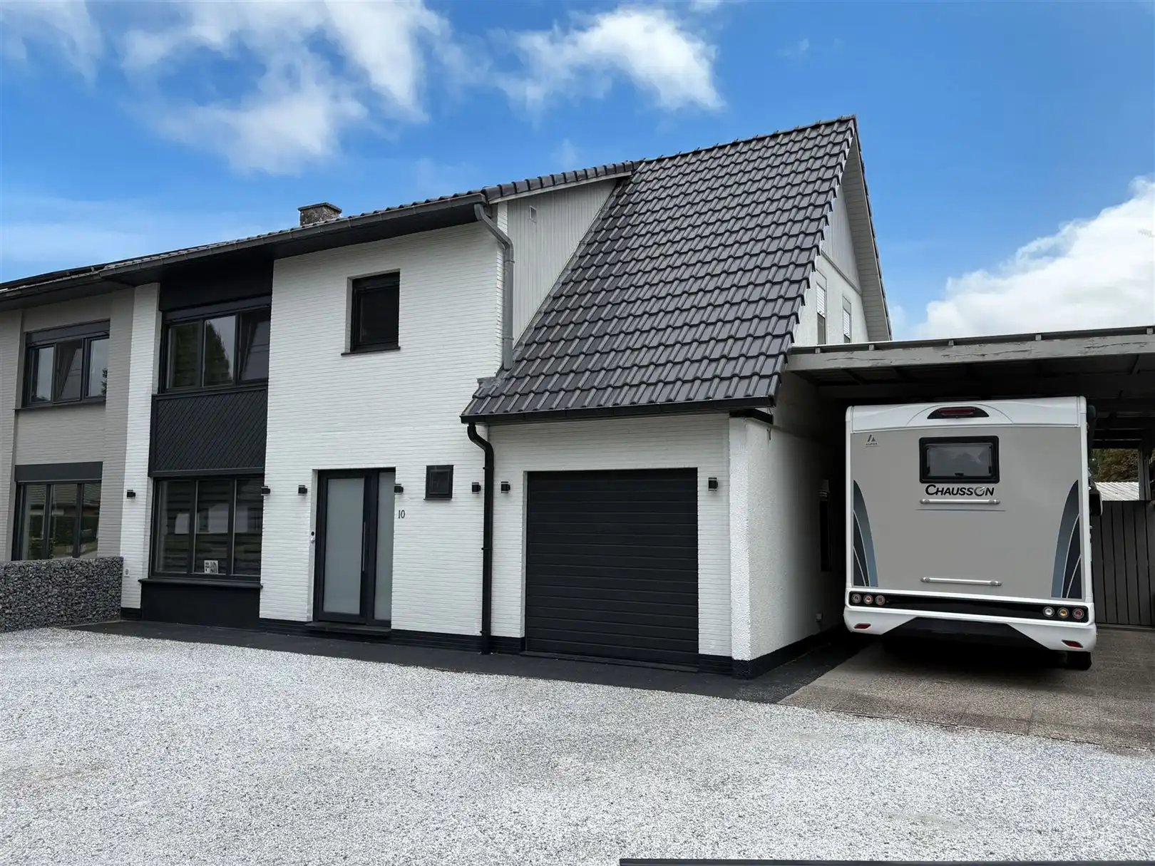 Halfopen woning met veranda, 3 slaapkamers en garage foto {{pictureIndex}}