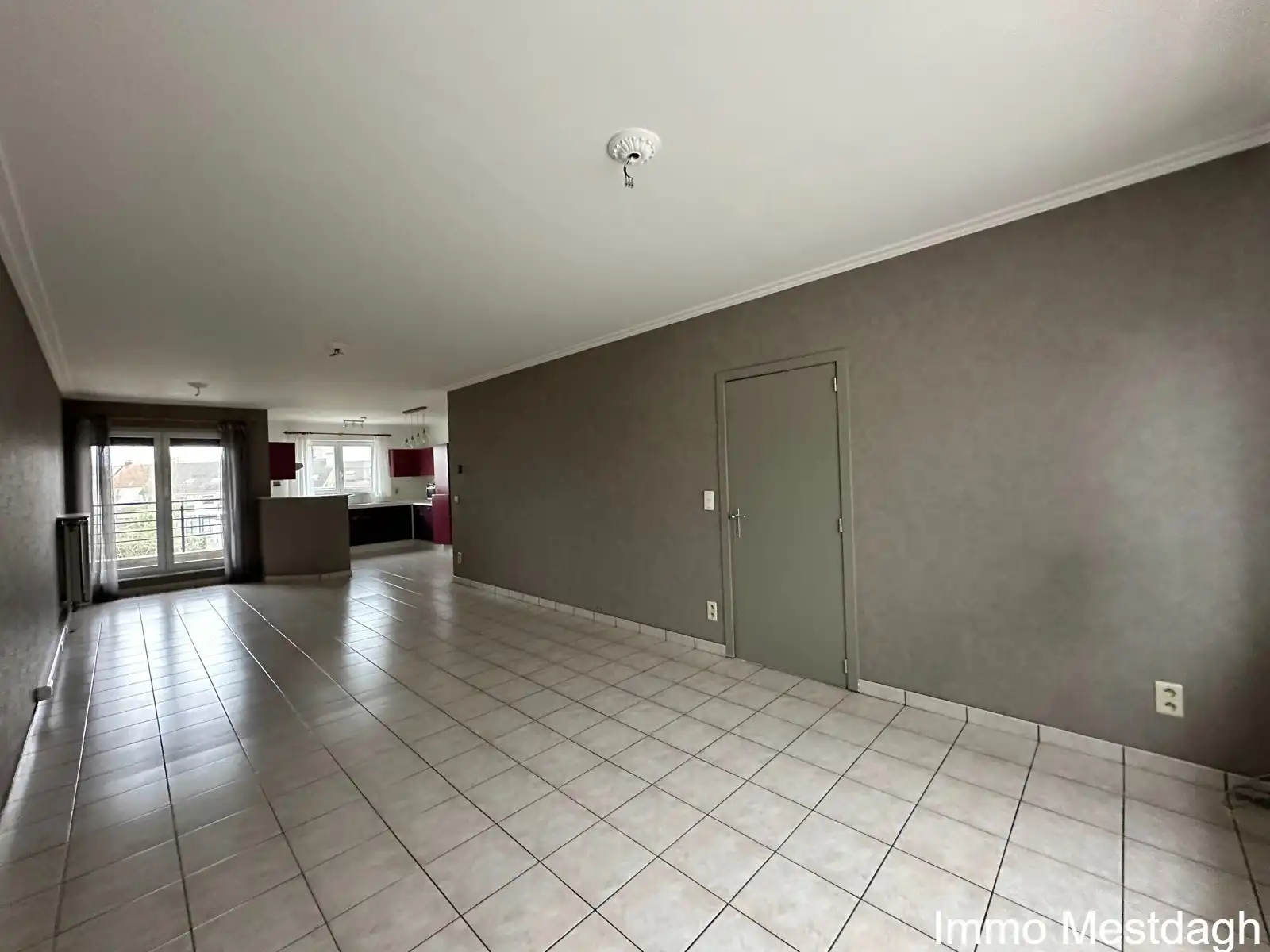 Ruim Appartement met Garage, 2 slaapkamers en terras foto 4