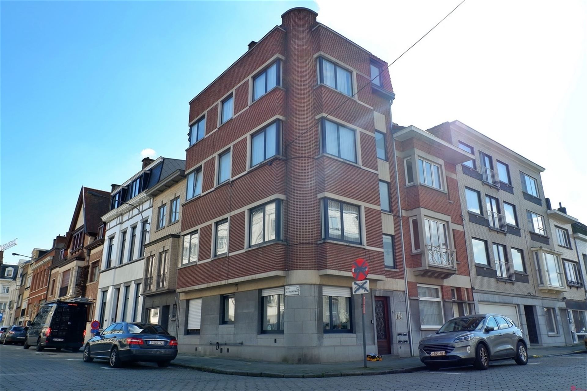 Centraal gelegen hoekappartement foto {{pictureIndex}}