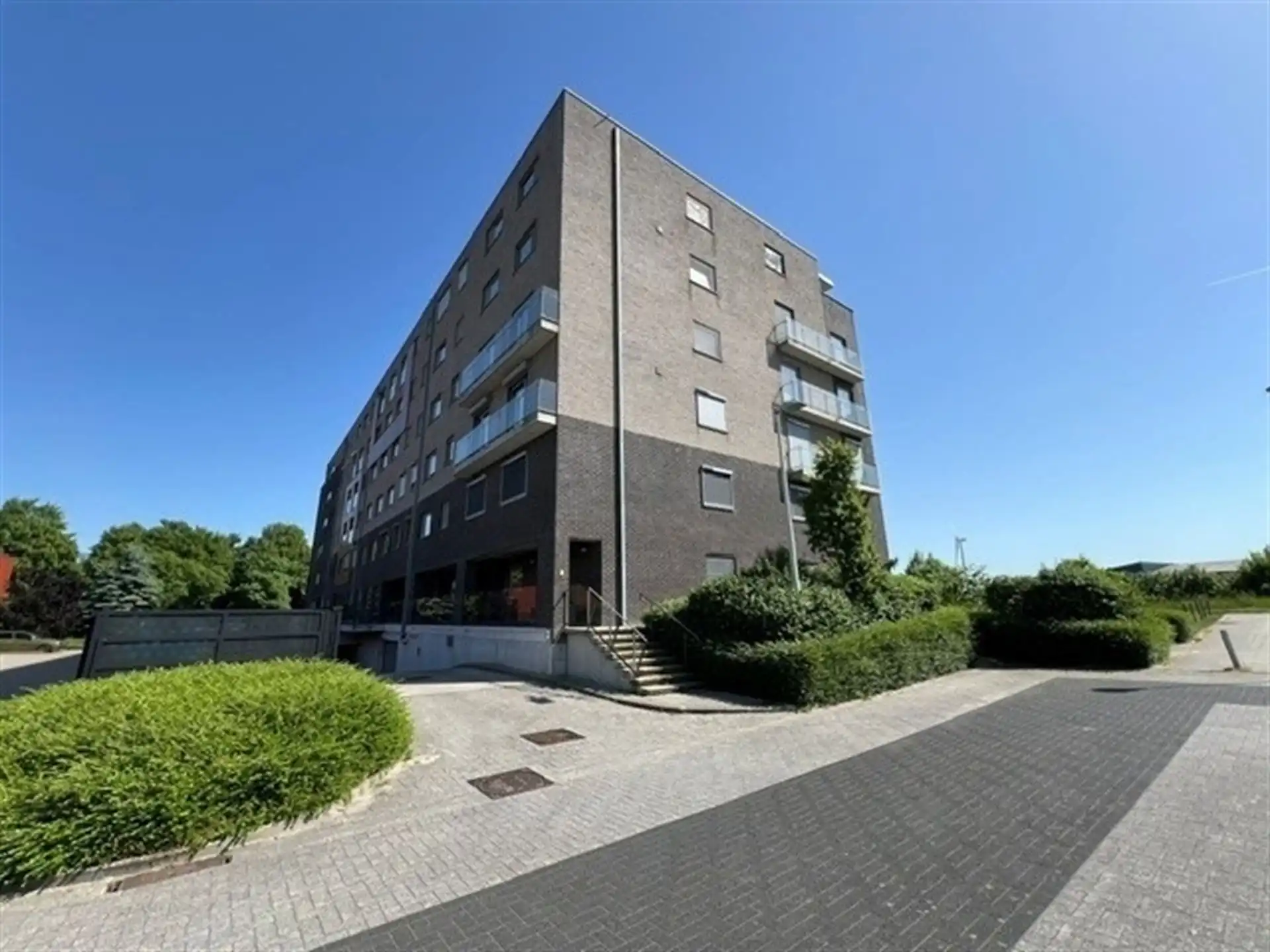Instapklaar gelijkvloers appartement met zonnige tuin en uniek zicht op het water! foto {{pictureIndex}}