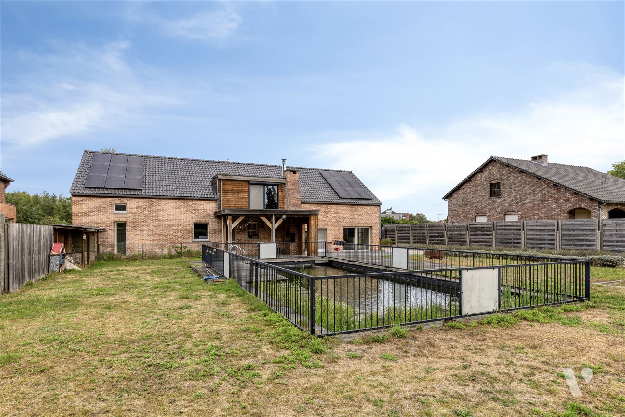 Prachtig gerenoveerde woning (279m²) met zwemvijver foto 31