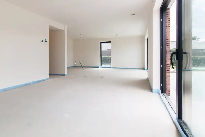 Ruim gelijkvloers nieuwbouwappartement met 4 slaapkamers en 2 badkamers, ruim terras en een mooie tuin op een goed bereikbare locatie! foto 4