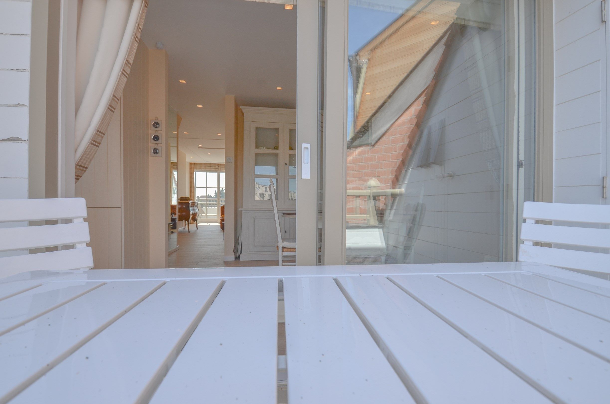 Stijlvol duplexappartement met zonnige terrassen en open zicht op de villa’s van het Zoute. foto 17