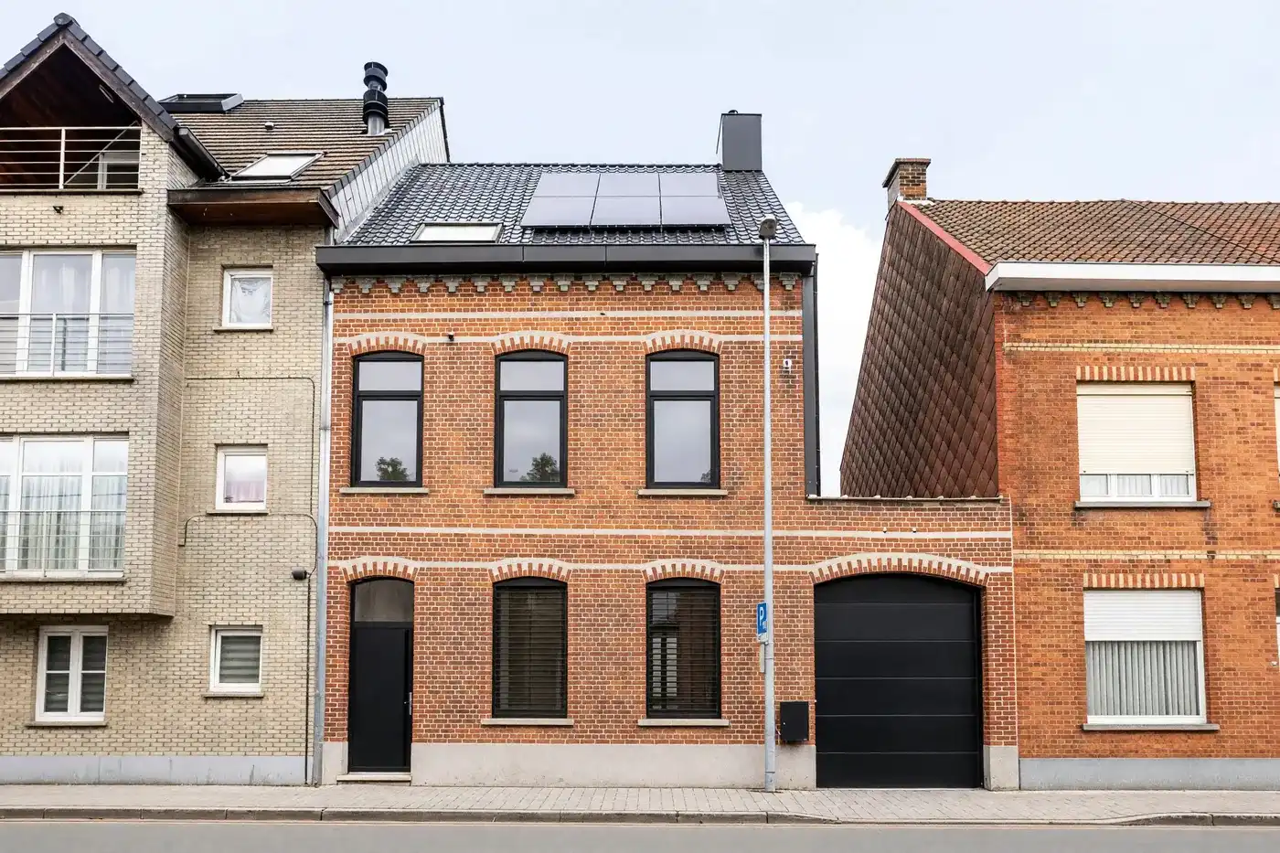 Ruime gerenoveerde woning met 4 slaapkamers, tuin en garage foto {{pictureIndex}}