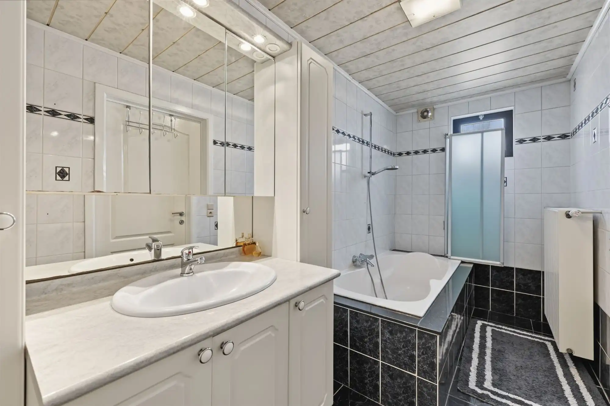 Instapklare woning op ruim perceel met paardenstallen foto 14