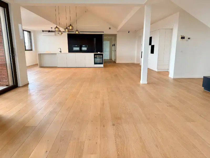 PENTHOUSE SERVICEFLAT MET 3 SLPK, 2 BADK, 2 TERRASSEN foto {{pictureIndex}}