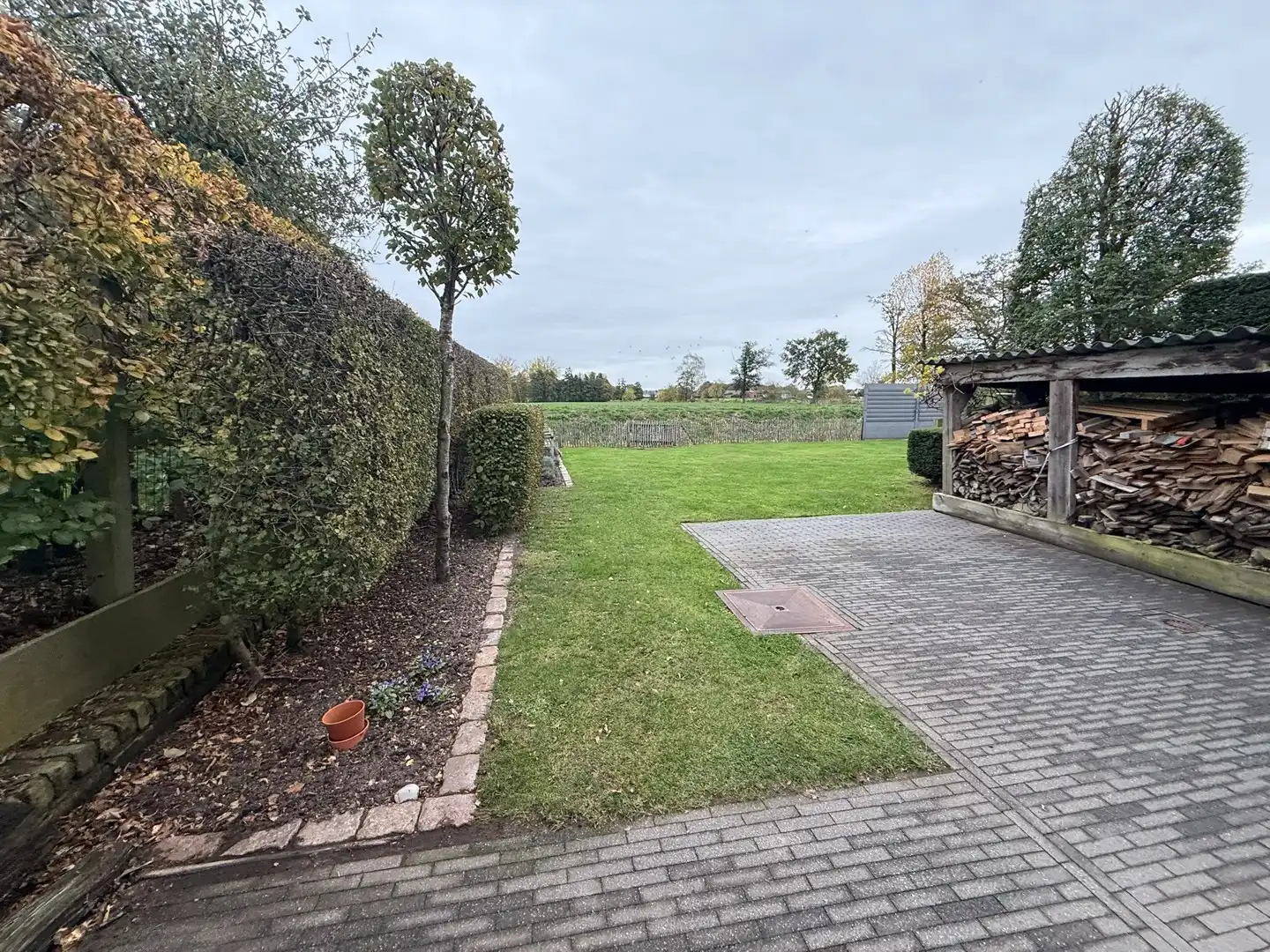 Gezellige instapklare woning met 3 slaapkamers en ruime tuin met prachtig zicht te Pelt. foto 27