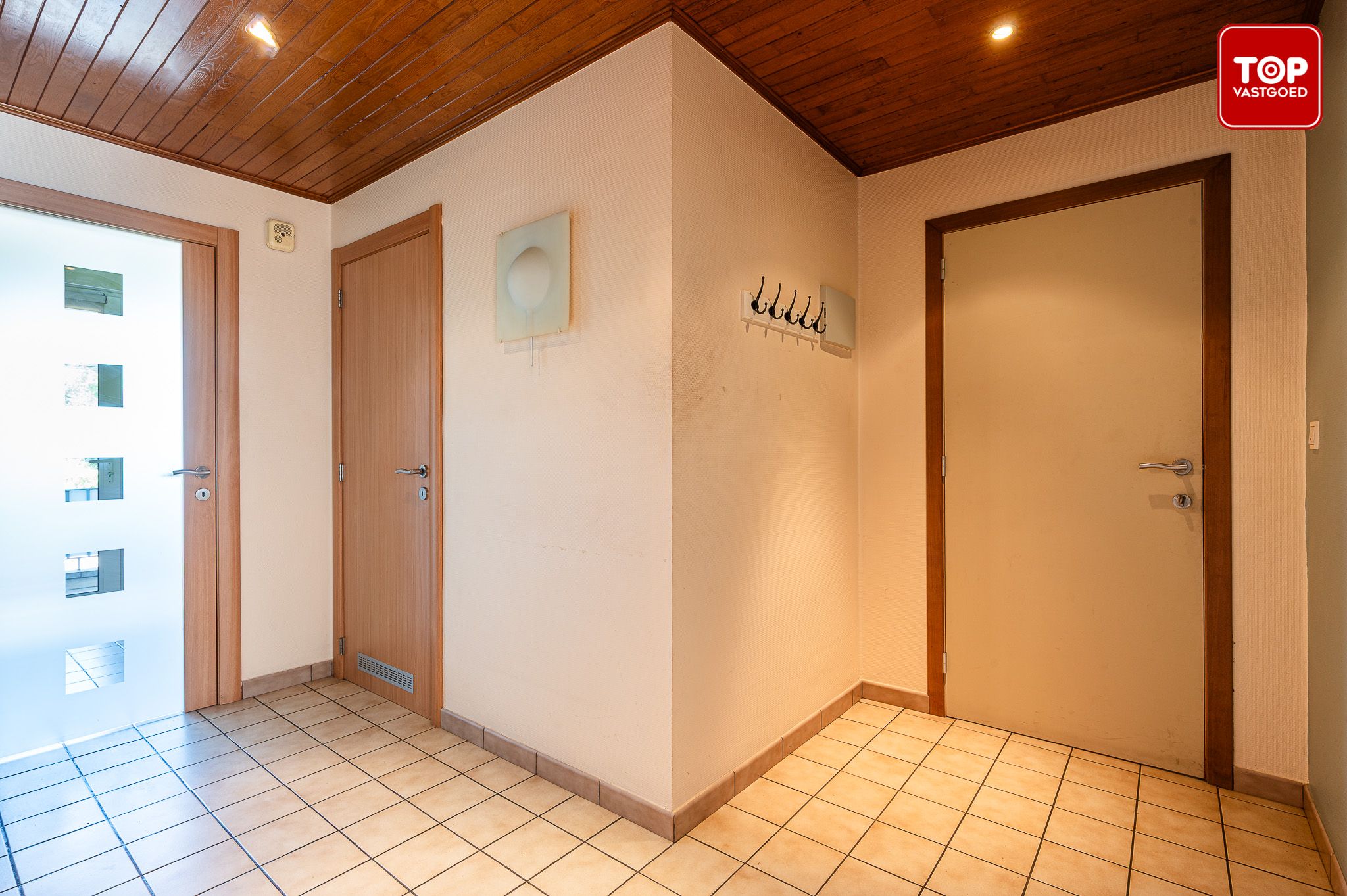 Instapklaar 2-slaapkamer appartement met terras en garage. foto 3