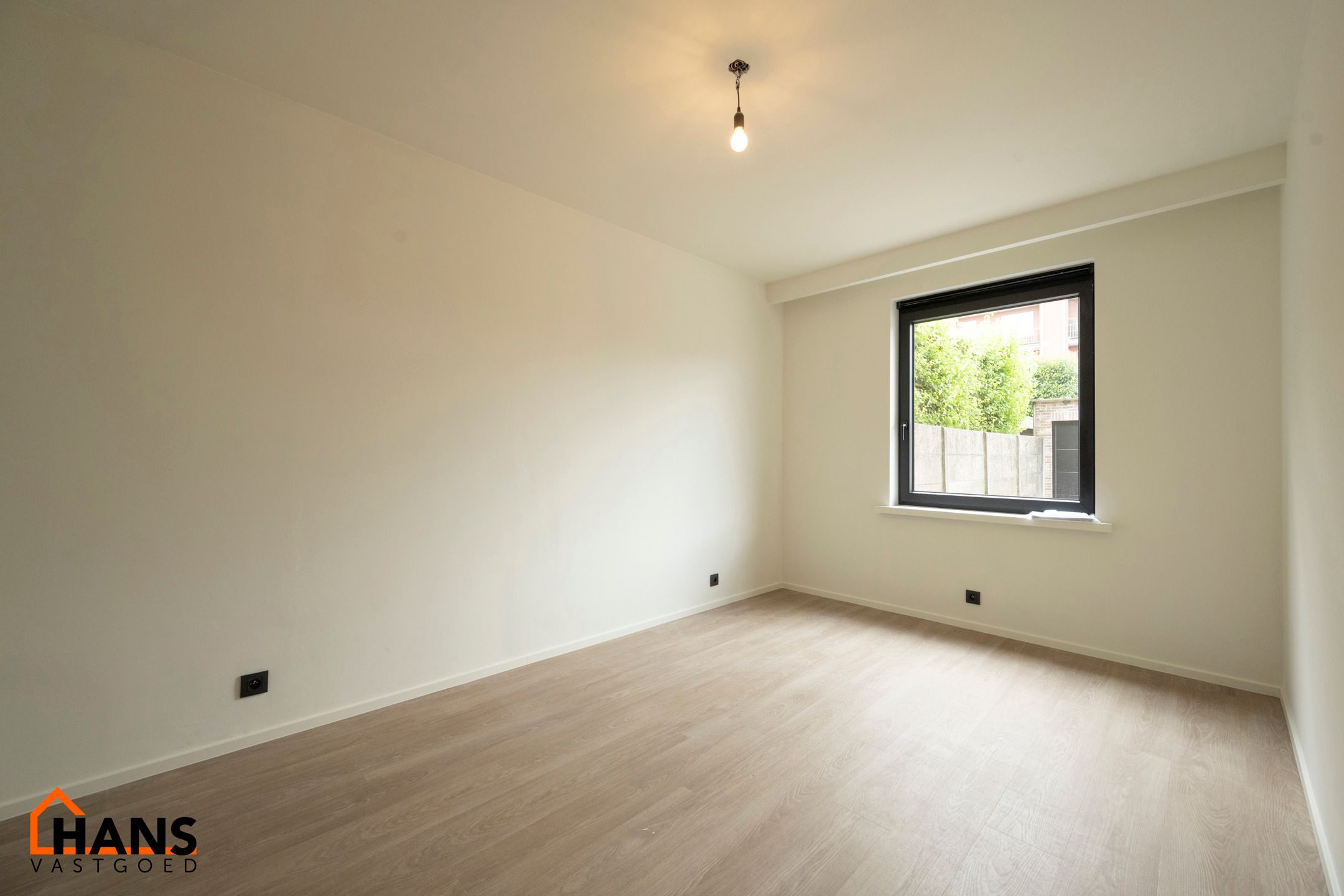 Volledig gerenoveerd gelijkvloers appartement. foto 13