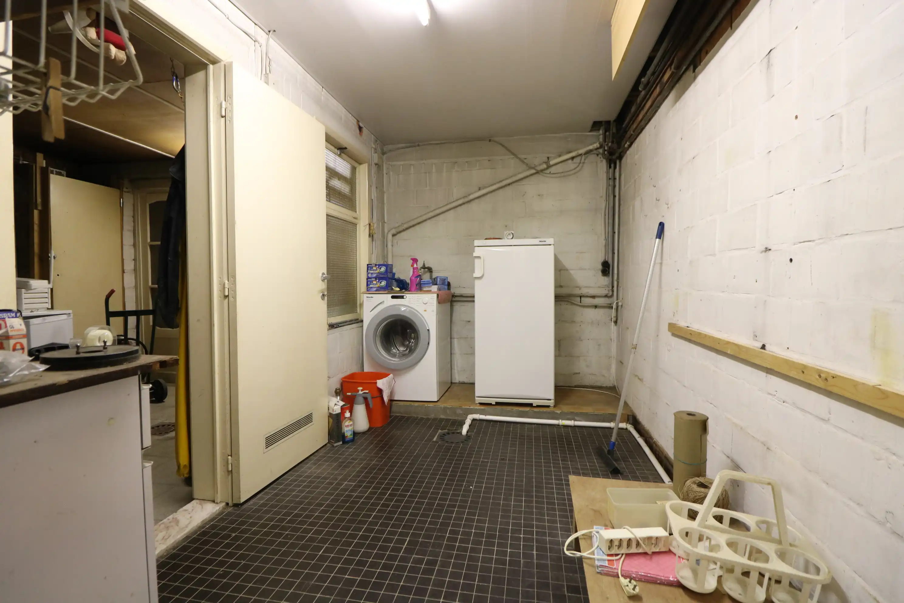  Zeer ruime woning met 5 slaapkamers, garages (8 wagens) en werkplaats. foto 20