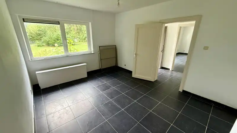 --- NOUVEAU --- Bungalow quatre façades avec 2 chambres, garage et grand jardin dans un environnement verdoyant. foto 14
