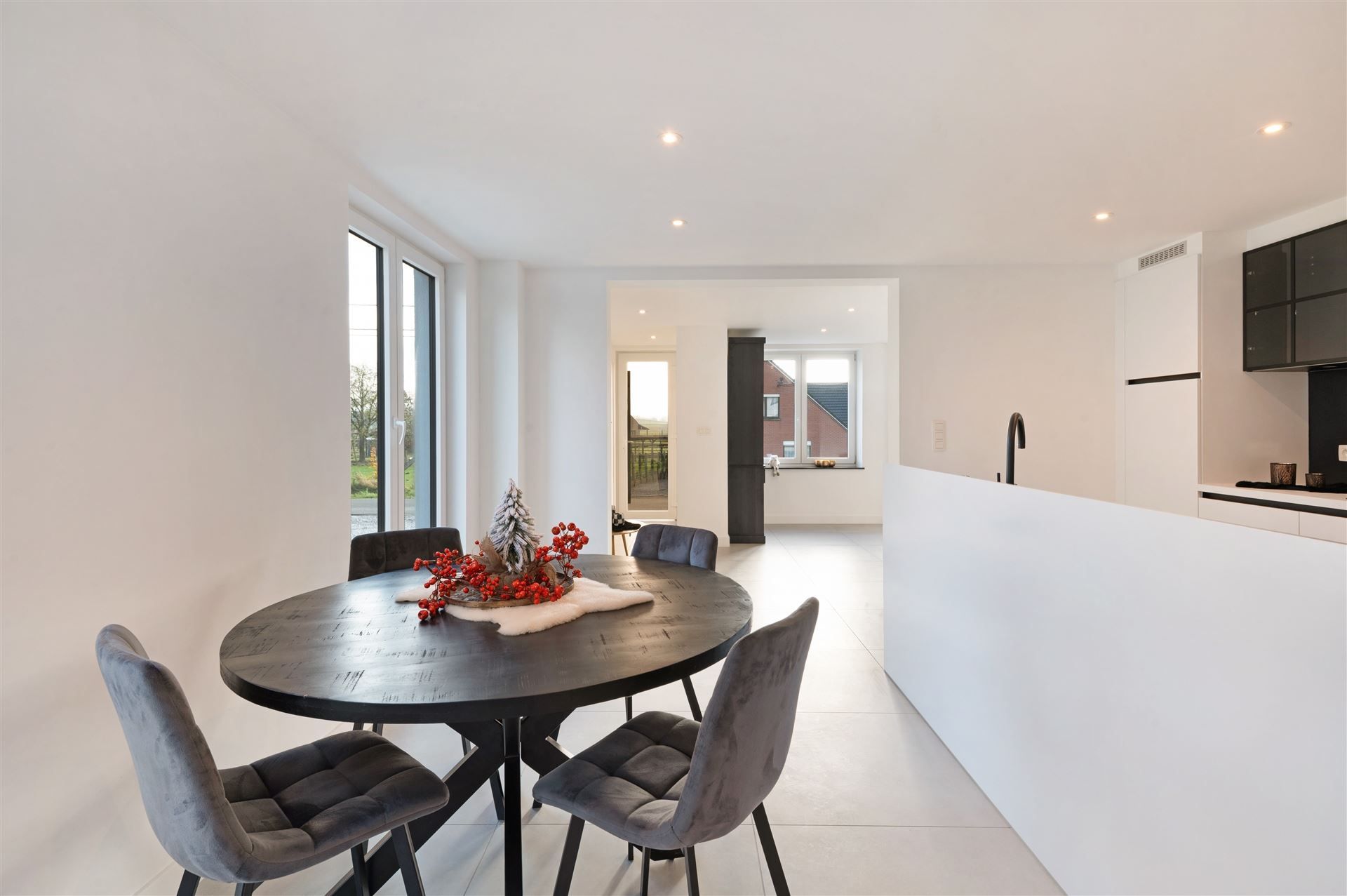 Volledig geroveerde, instapklare gezinswoning foto 7