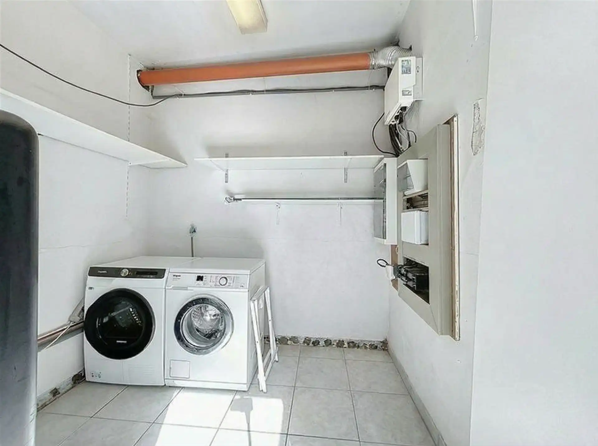  half open bebouwing met 3 slaapkamers en oprit voor meerdere wagens op toplocatie foto 8