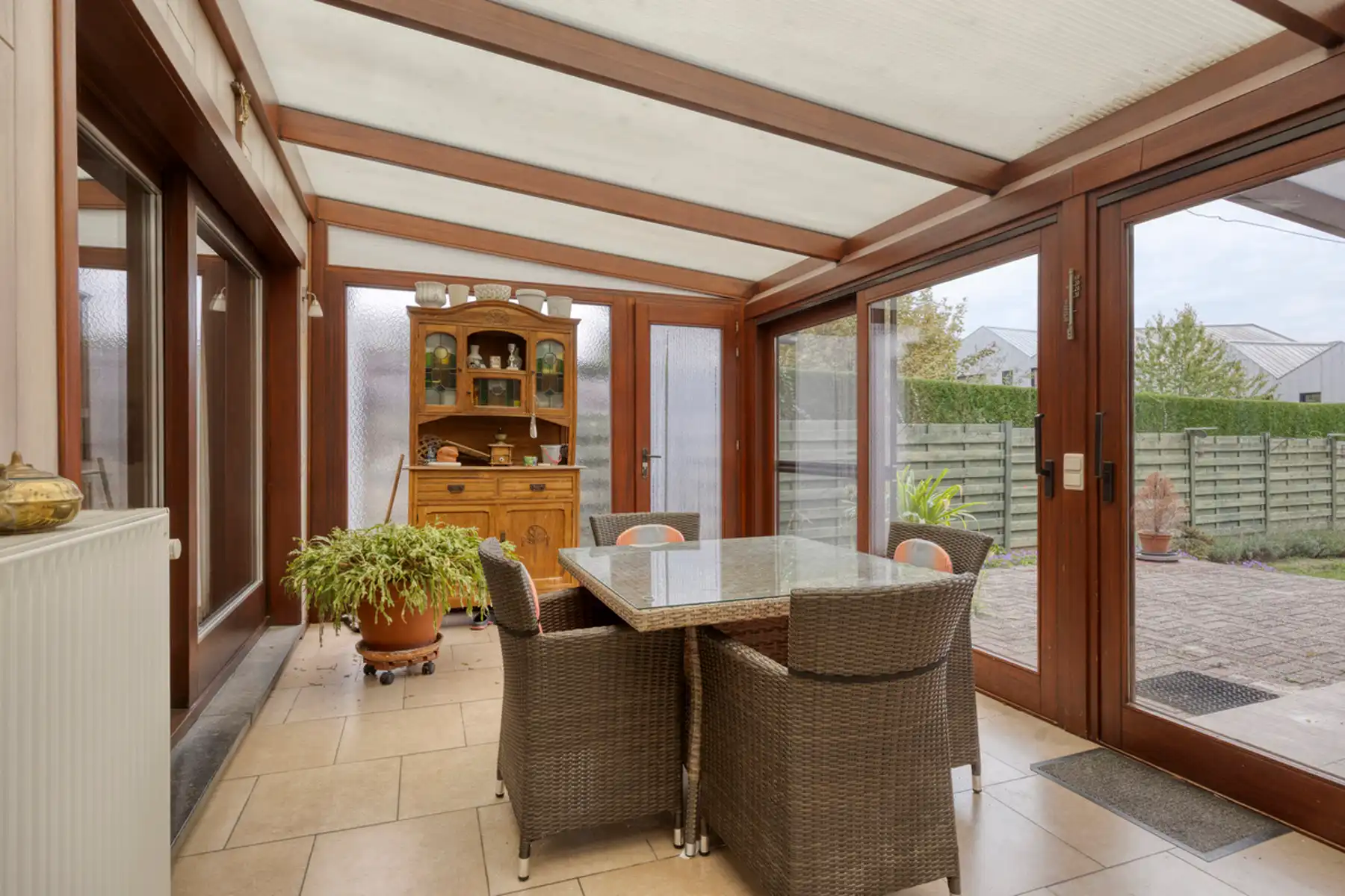 Appartementsgebouw met 5 app en achterliggende garages foto 5