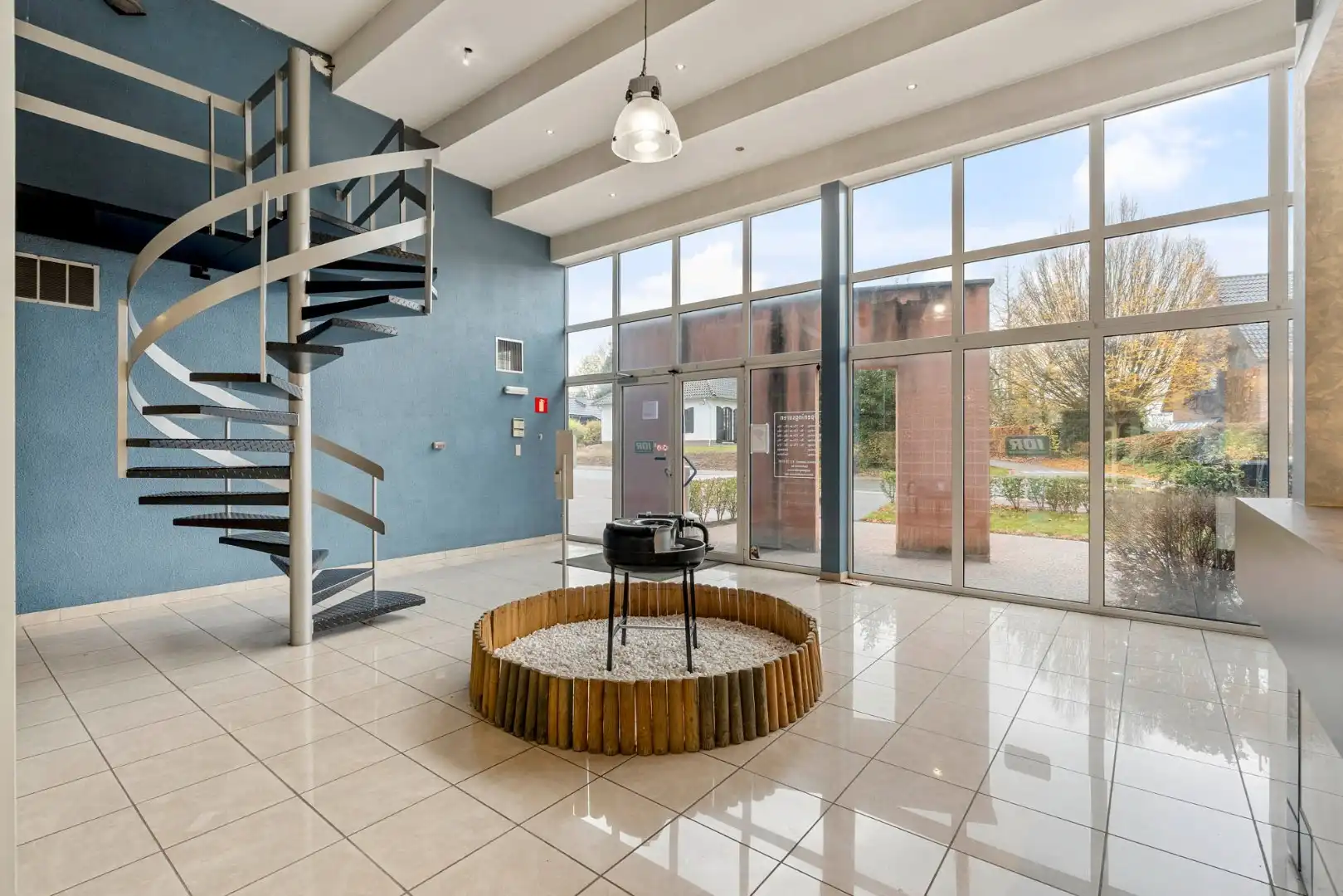 Bedrijfsgebouw met kantoren, magazijnen en woonst - groot 2580 m² foto 3