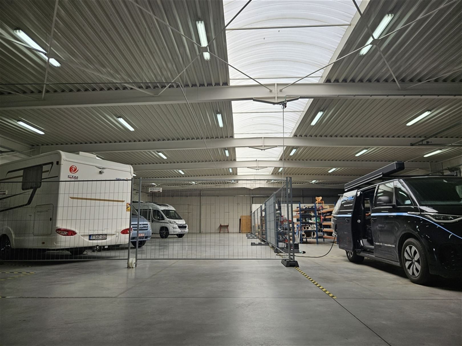 Bedrijfsgebouw met ruime parking te Waregem foto 10