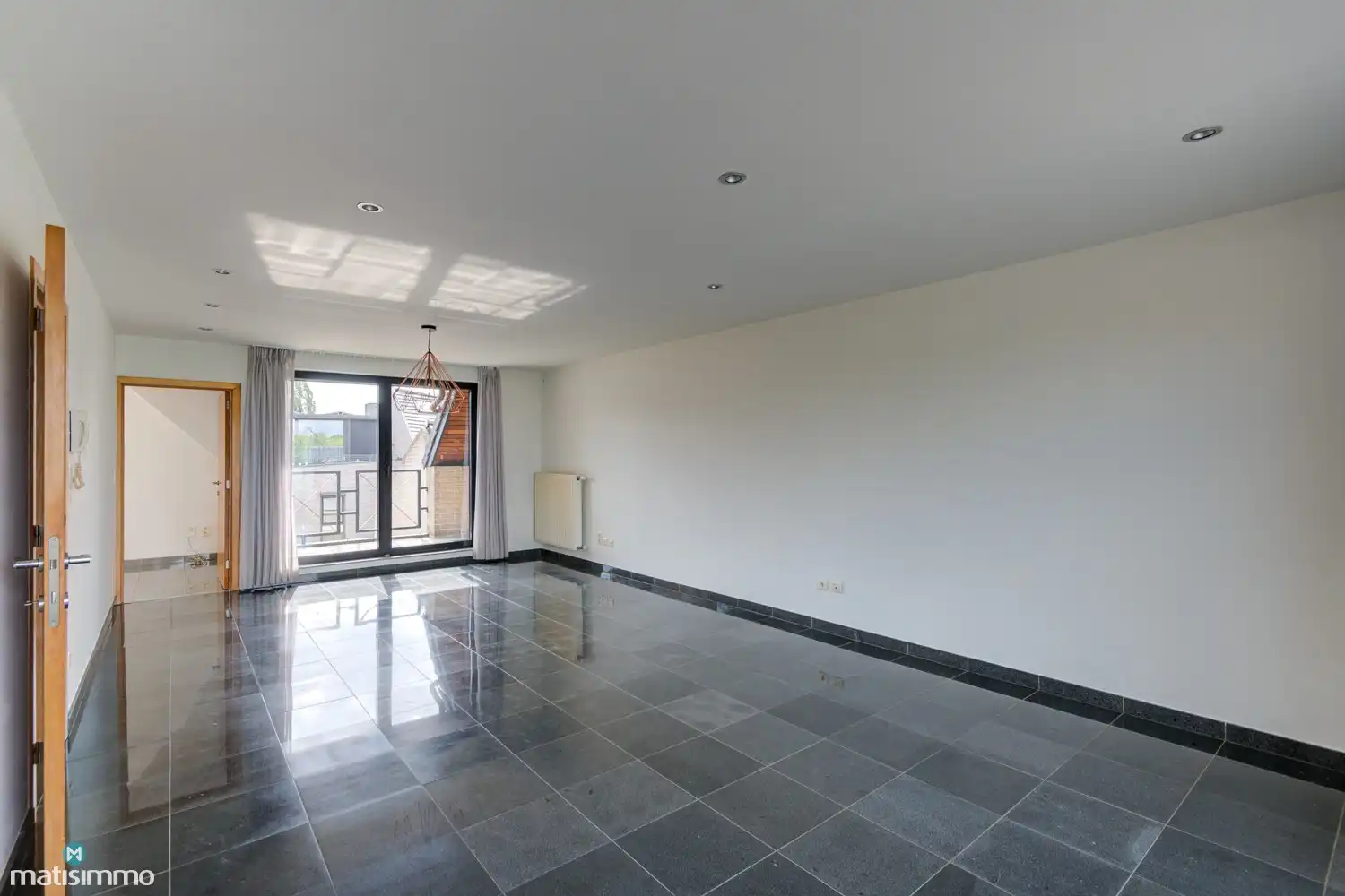 DUPLEXAPPARTEMENT MET 2 SLAAPKAMERS, 2 TERRASSEN EN GARAGEBOX AAN HET CENTRUM VAN BILZEN foto 2