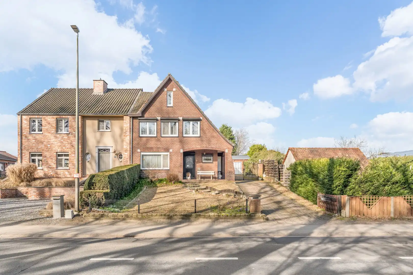 Halfvrijstaande gezinswoning met veel mogelijkheden op een perceel van 8are!  foto 3