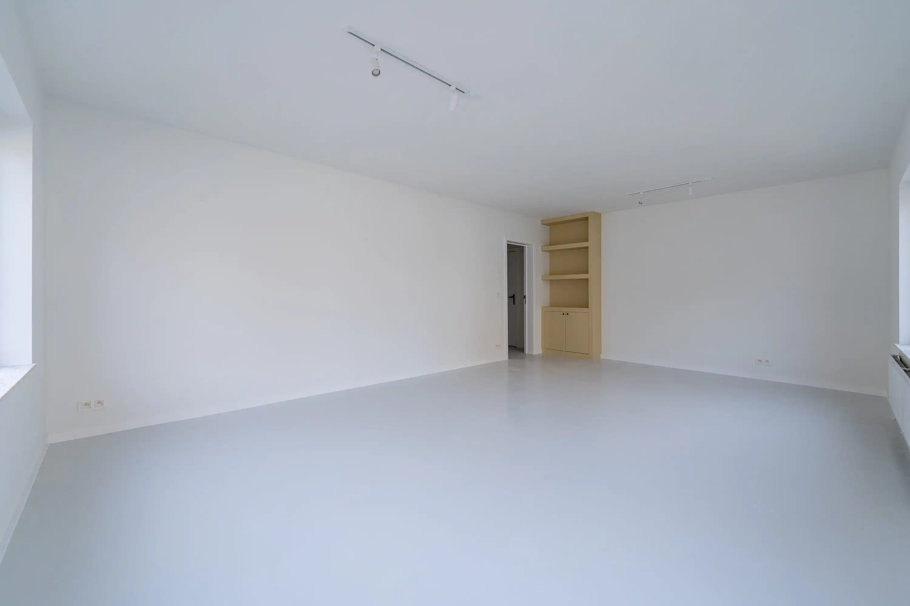 Volledig gerenoveerde bureau met koer in Sint-Pieters-Leeuw foto 2