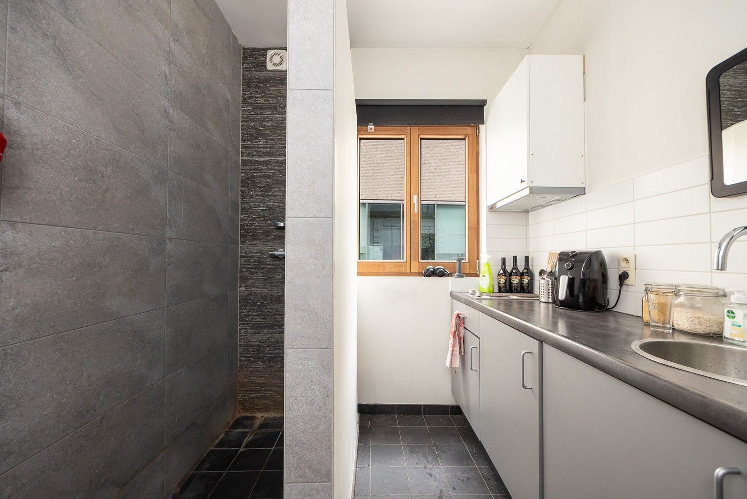 Vergund studentengebouw op een uitstekende AAA locatie, tegenover de AP Hogeschool foto 29