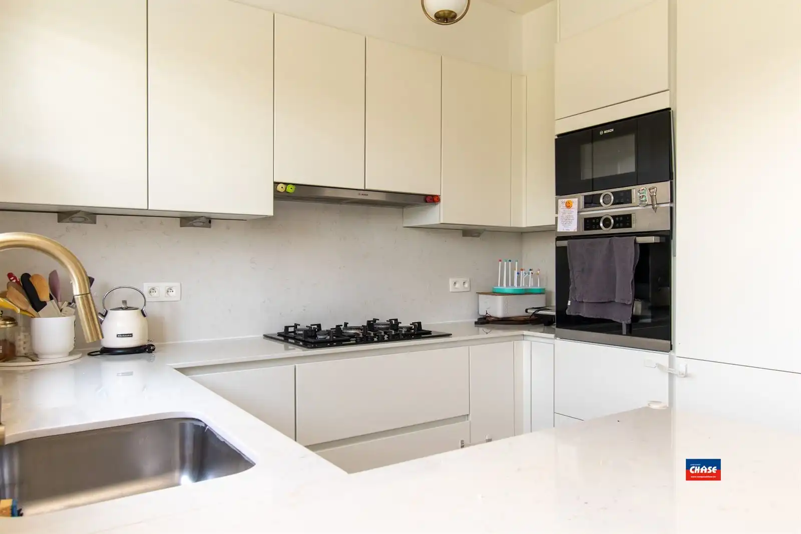 Gerenoveerde woning met 3 slpks, tuin en 2 garages foto 5