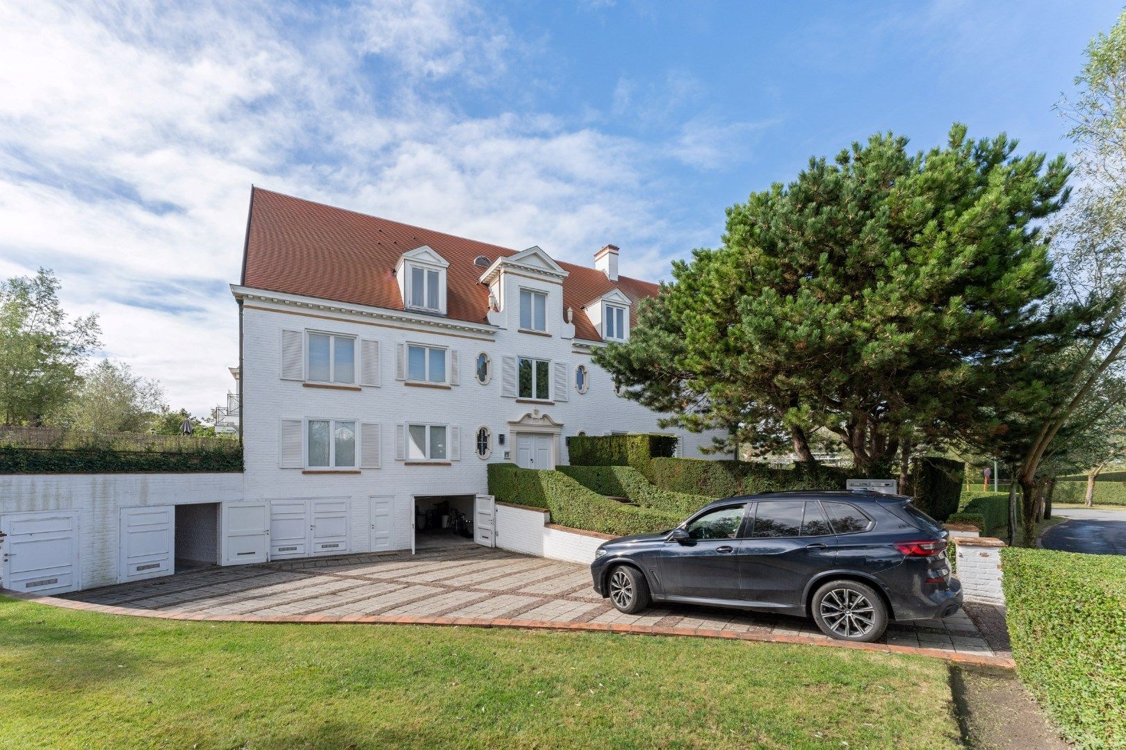 Prachtig gemeubeld appartement in een standingvolle residentie in hartje Zoute met 4 slk's!  foto 2