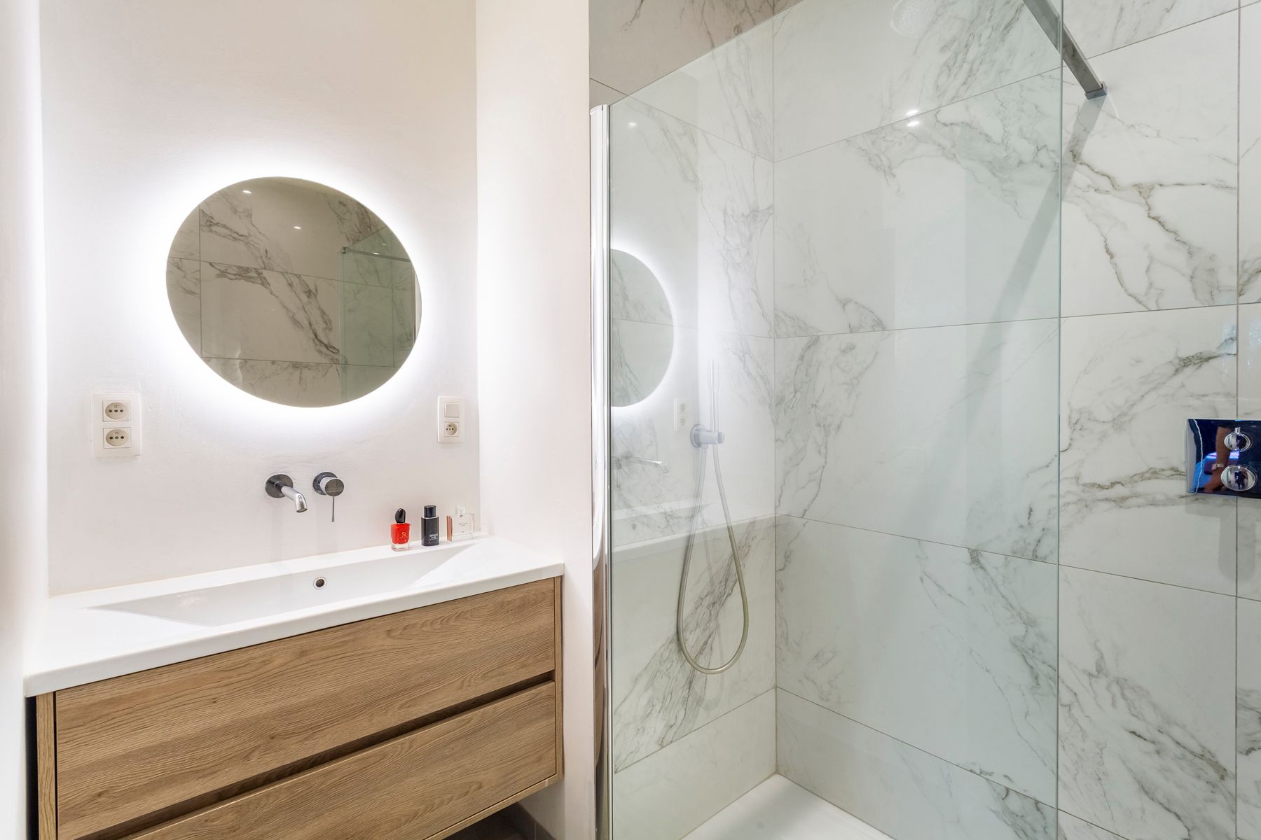 Stijlvol tweeslaapkamer appartement met terras nabij Zuid foto 10