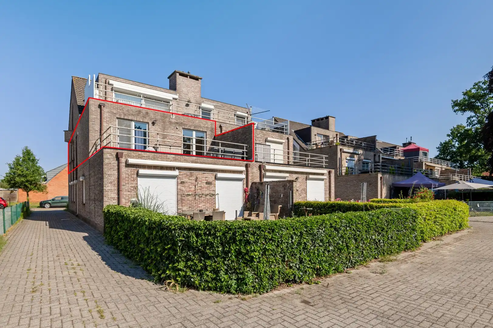 Lichtrijk 2 slpk. app. met ruim terras & garage foto 18