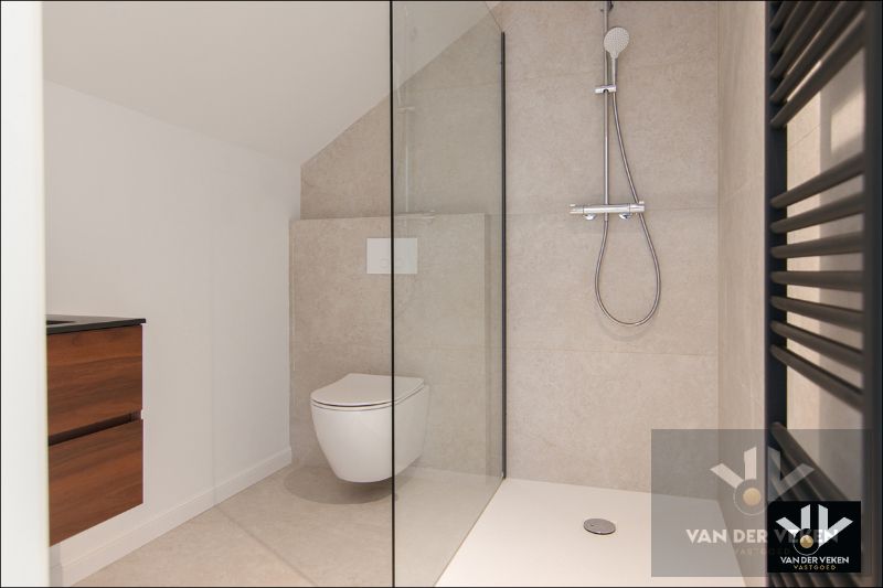 Volledig gerenoveerde, instapklare en energiezuinige rijwoning met 4 slaapkamers, 2 badkamers, zonnig terras, omheinde tuin en privéparking net buiten de Grote Ring van Hasselt. foto 19