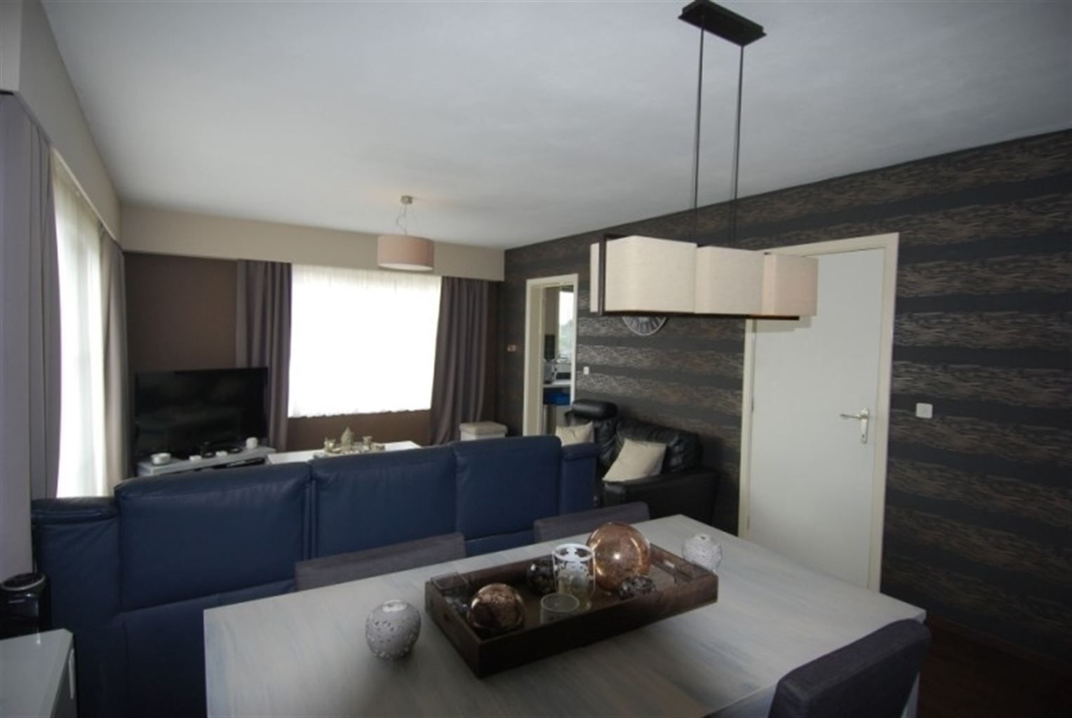 Ruim appartement met 3 slaapkamers en garagebox, gelegen in een rustige, kindvriendelijke omgeving. foto {{pictureIndex}}