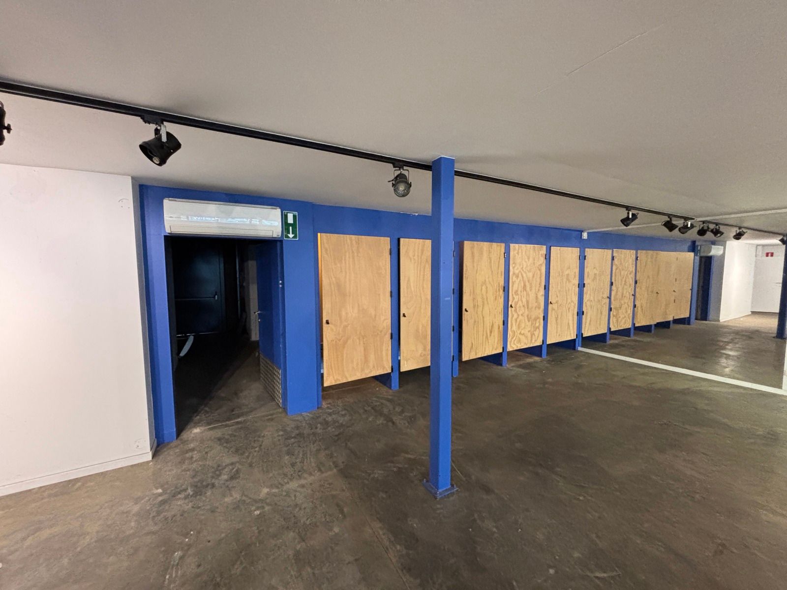 Commerciële ruimte van +- 700 m² te huur in Kuurne foto 5