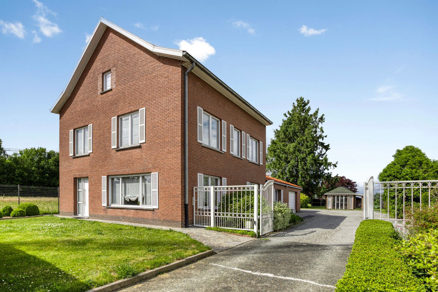 Open bebouwing met 4 slp, tuin, garage en prachtig uitzicht! foto 3
